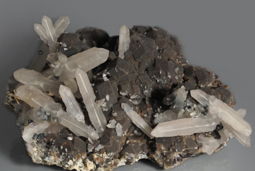 Андрадит (гранат) с кварцем - «globural.ru» - Рузаевка