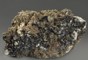 Кристаллы апофиллита, ильваита и кварца на породе - «globural.ru» - Рузаевка